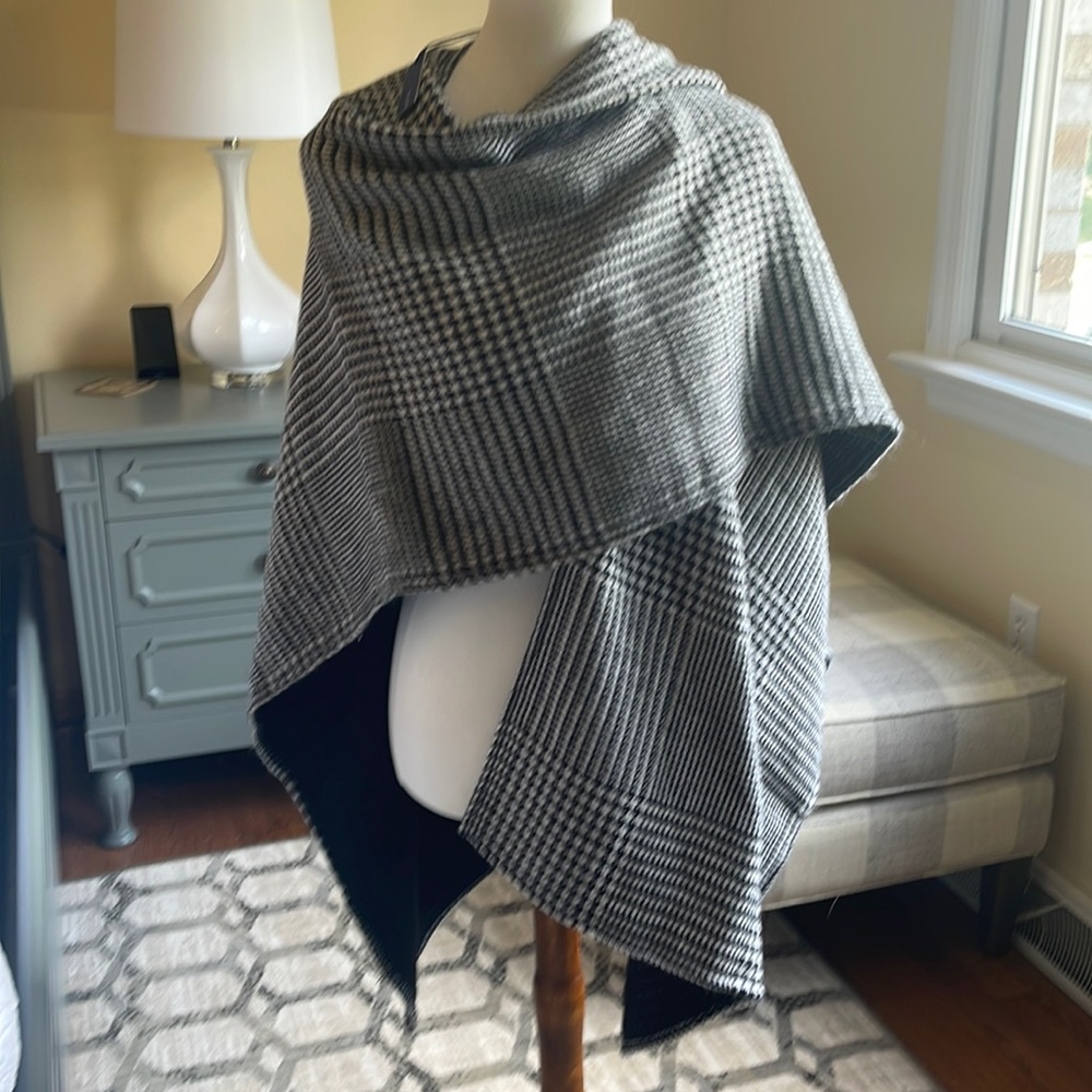 Black and White Cape /Wrap -New***
